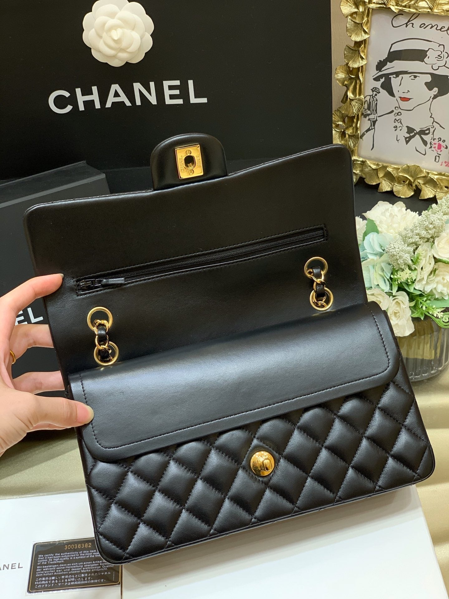 CLASSIC FLAP 25 BLACK LAMBSKIN YELLOW GOLD HARDWARE