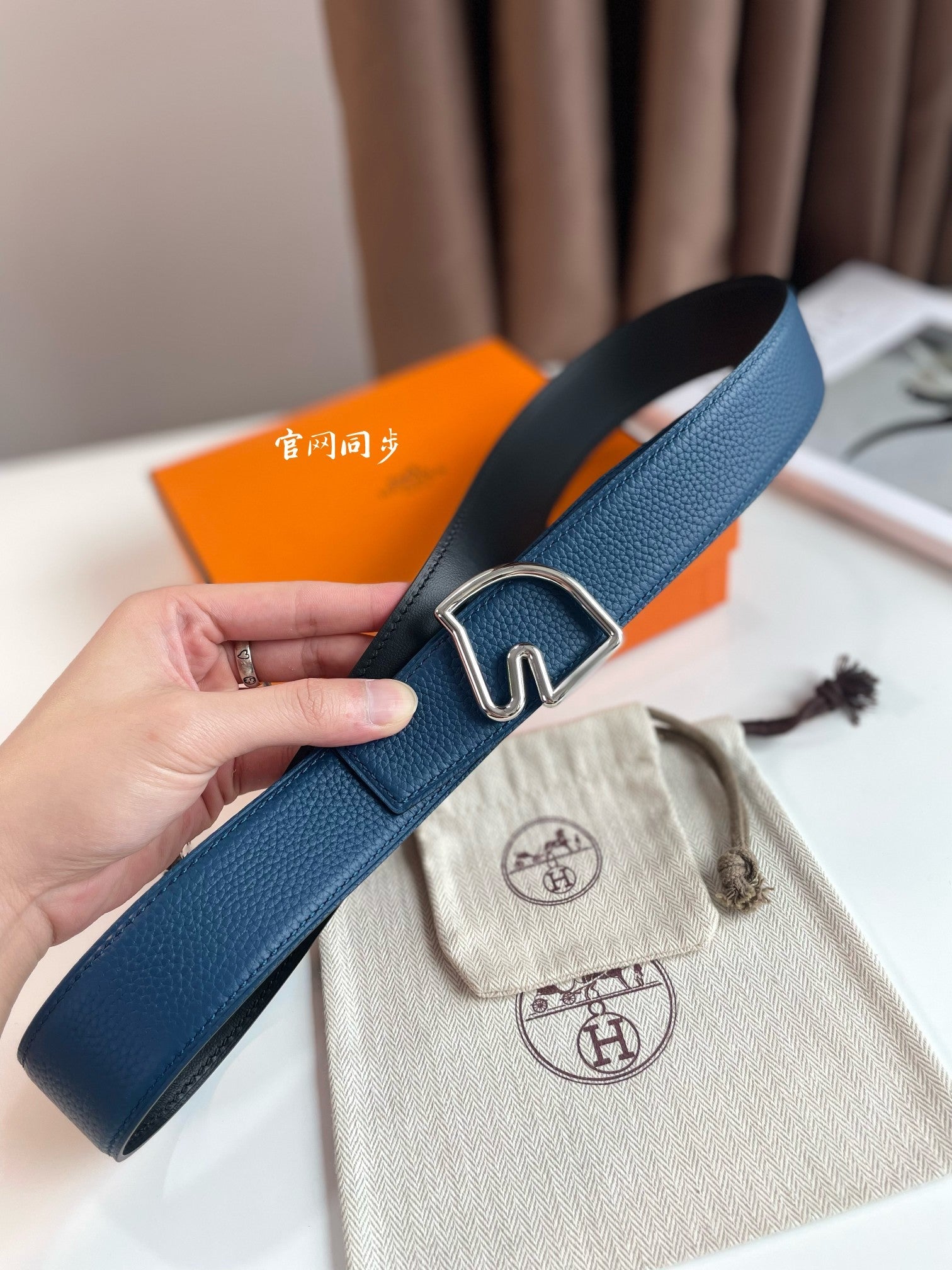 BOUCLE BELT BUCKLE & REVERSIBLE NAVY BLUE AND BLACK AND WHITE LEATHER STRAP 38MM SILVER HARDWARE