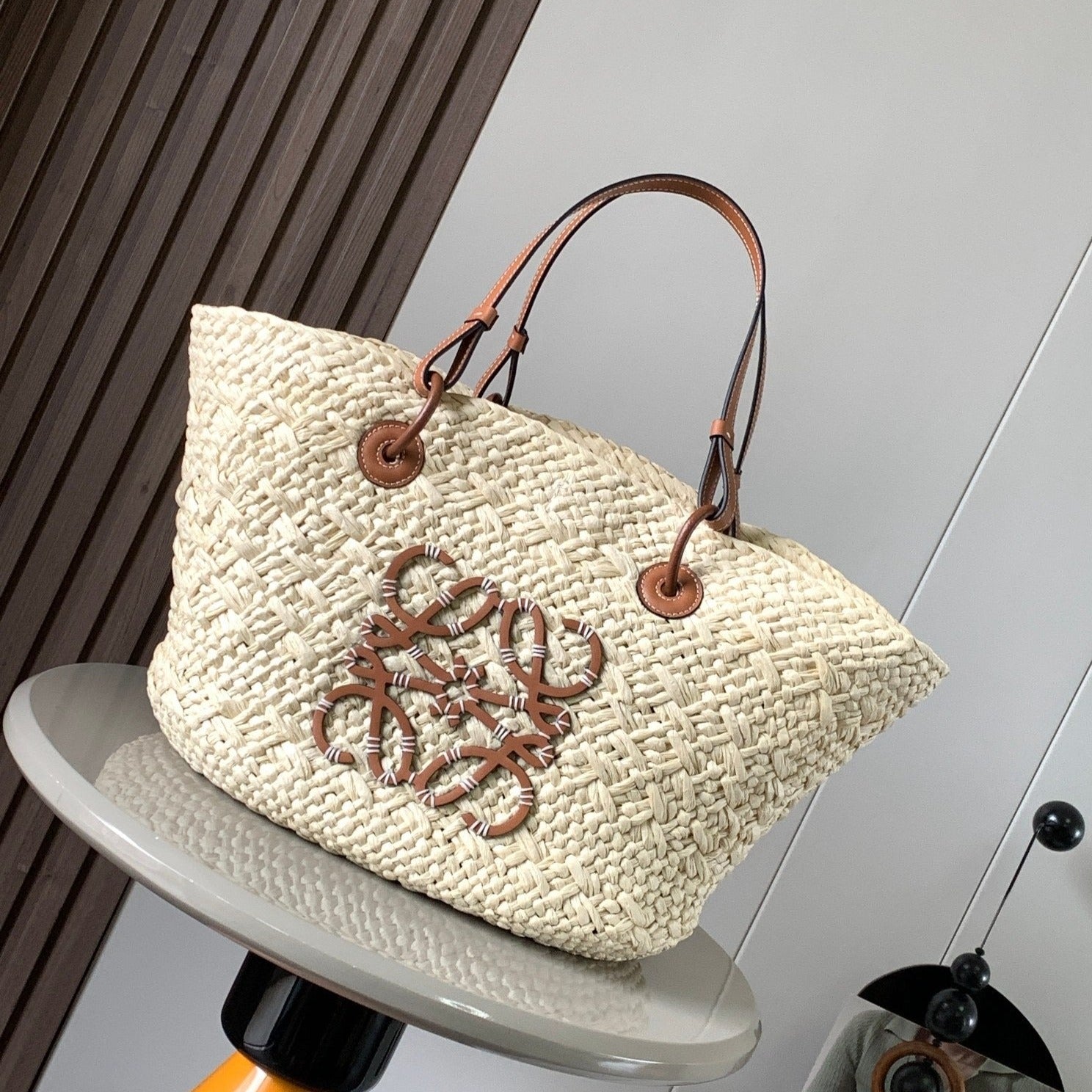Medium anagram basket bag in iraca palm and calfskin