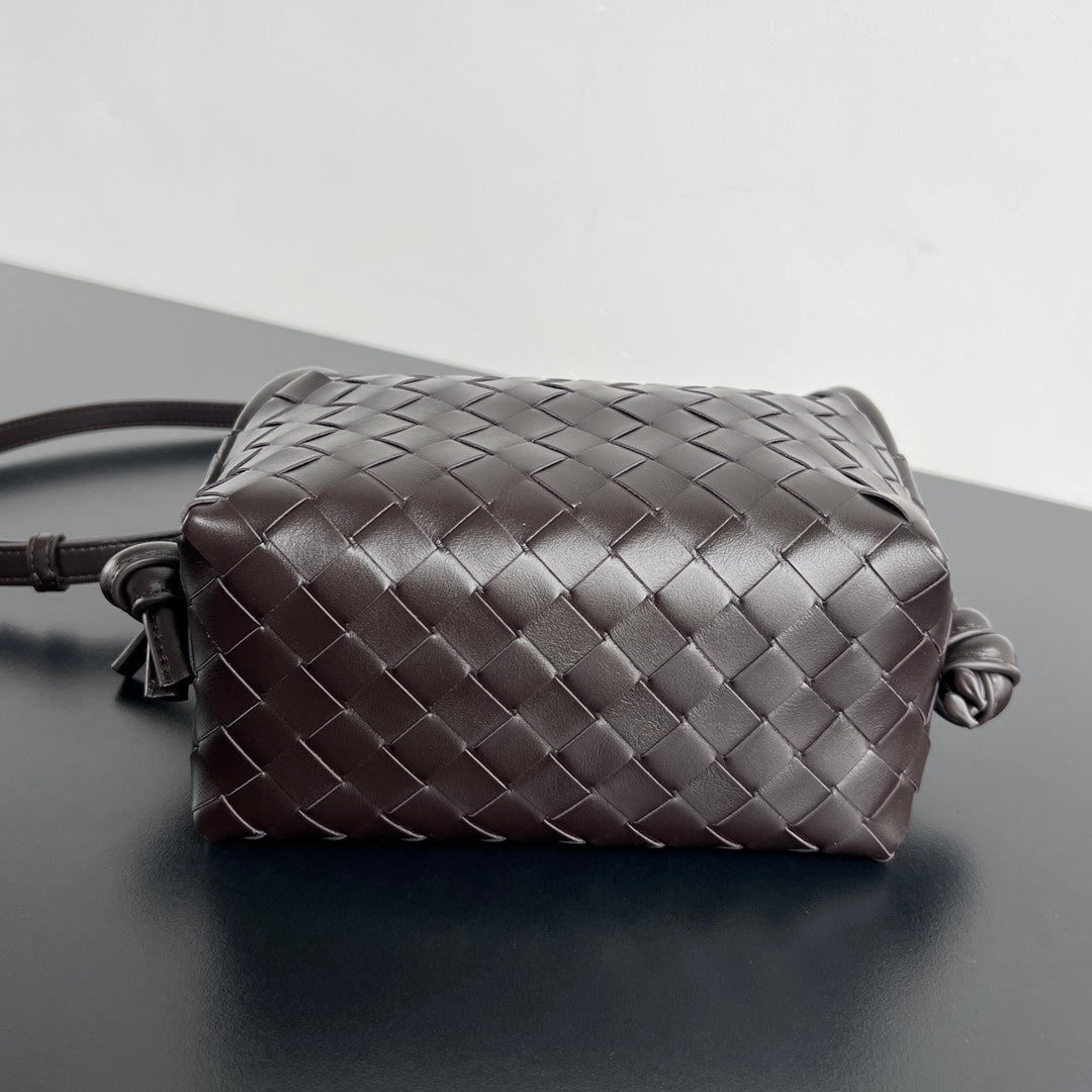 BV Loop Top Handle 19cm Chocolate Lambskin