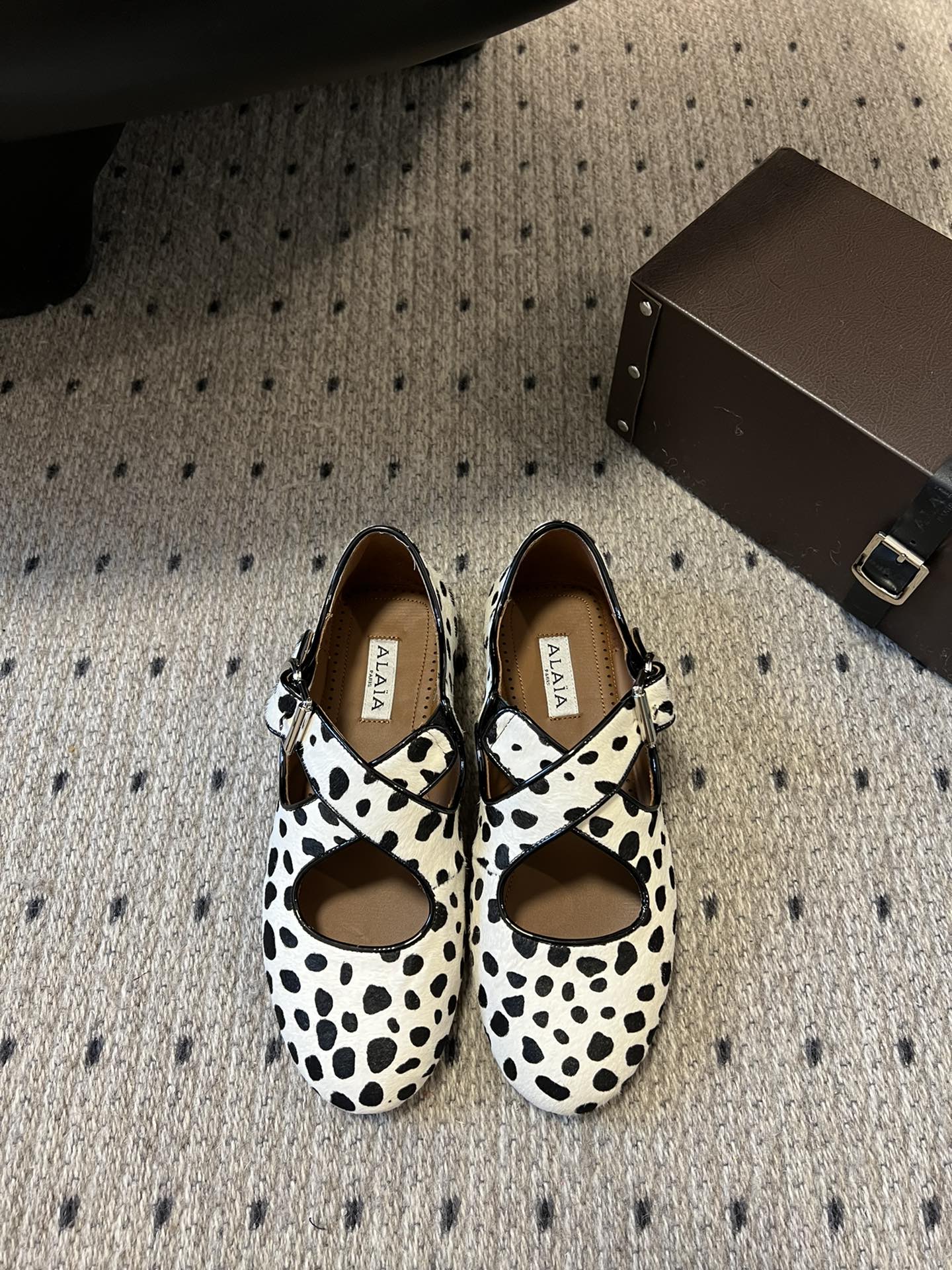 Alaia 25 Criss Cross With Stud Ballet Flats Black White Suede Sheepskin 303694