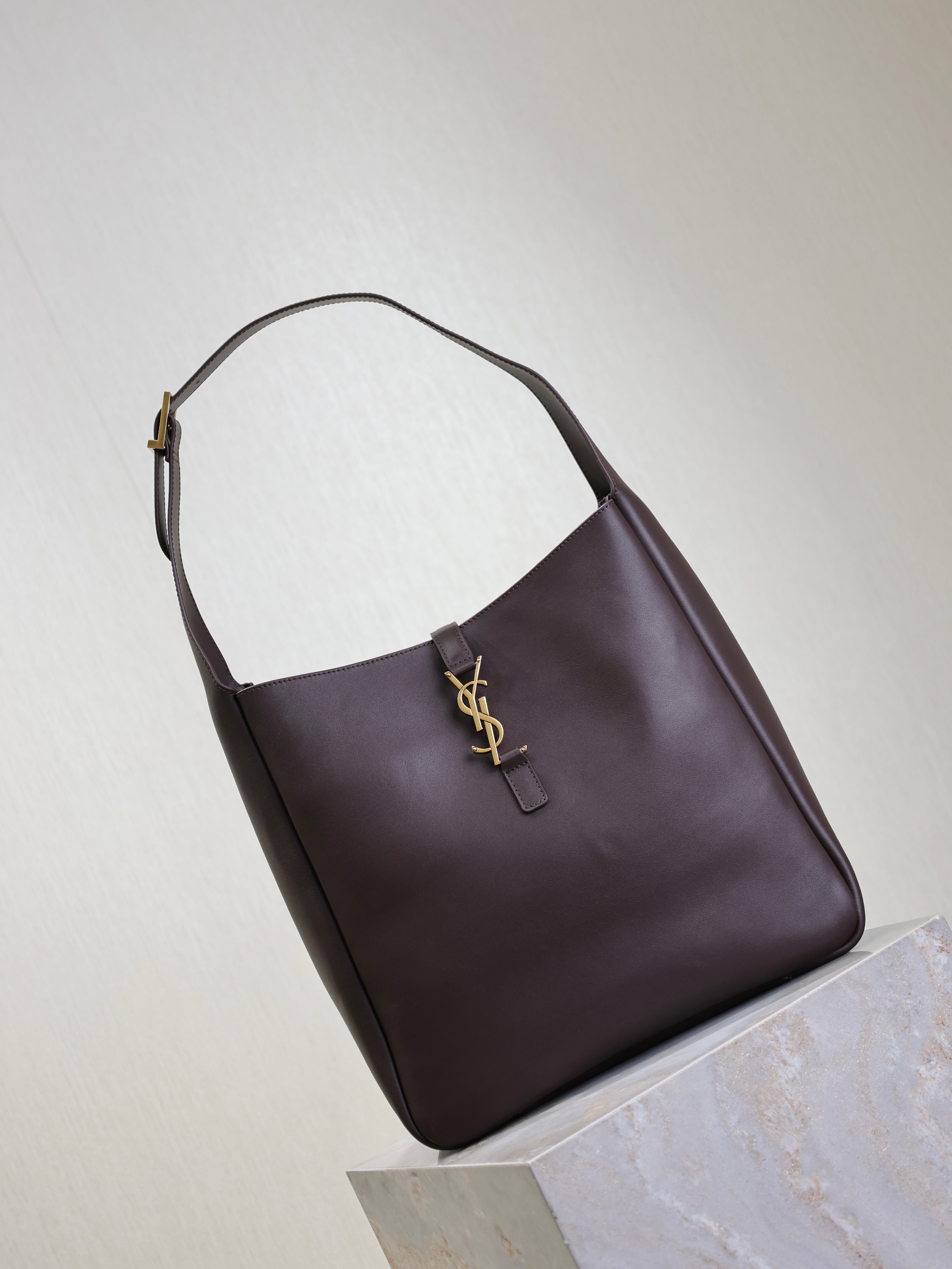 LE 5 À 7 LARGE BAG 31 IN COFFEE LAMBSKIN