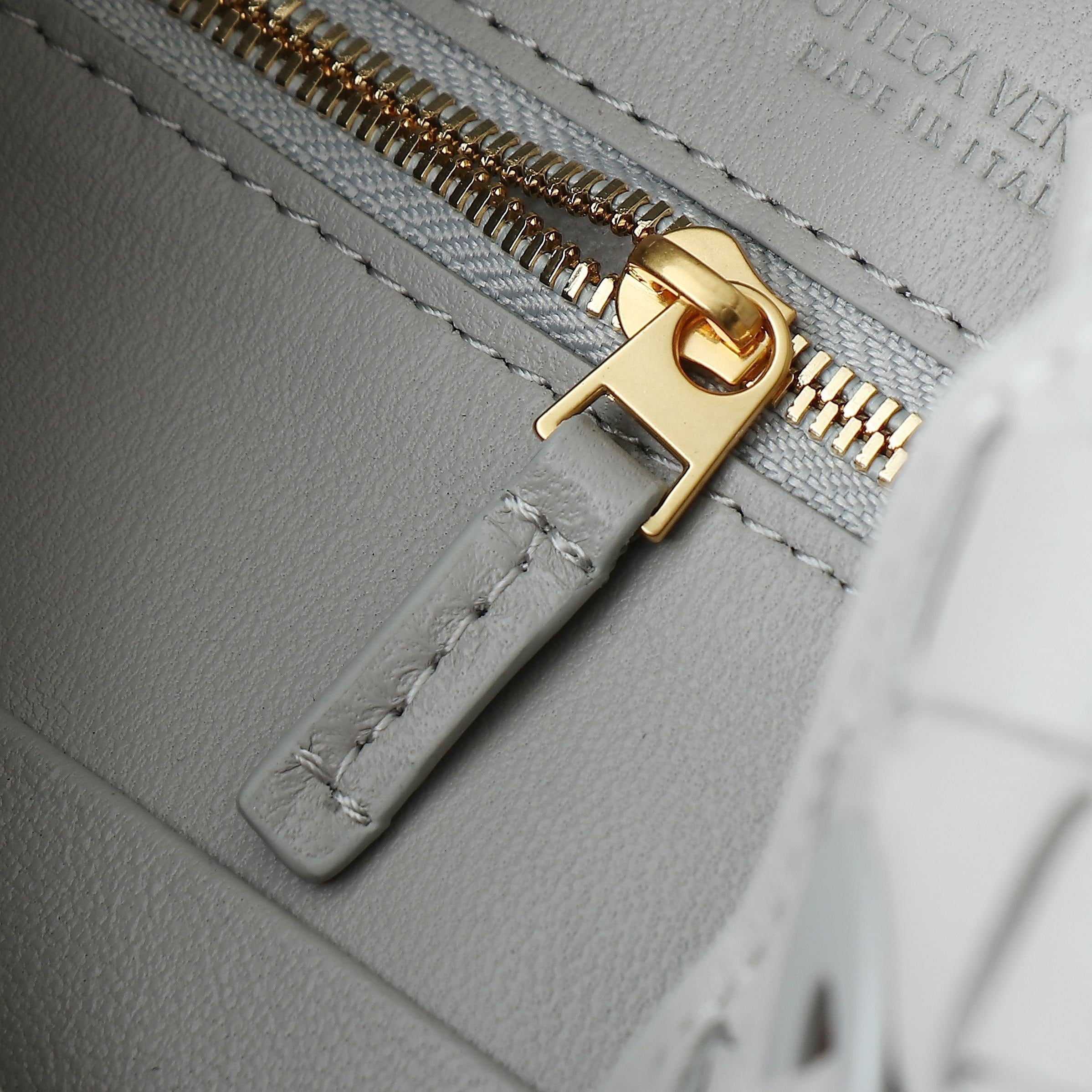 BV 2025 Andiamo 25cm Sterling Color Lambskin
