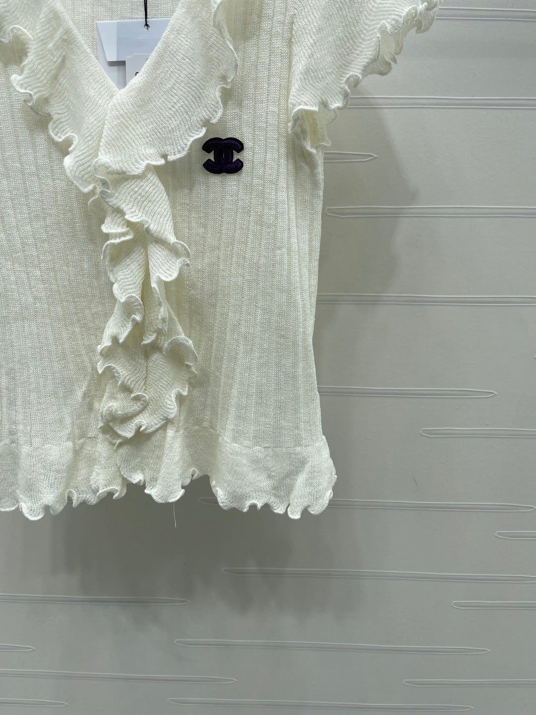 Chanel 2026 Ruffled Knit V-neck Short-sleeved T-shirt White Wool 356523