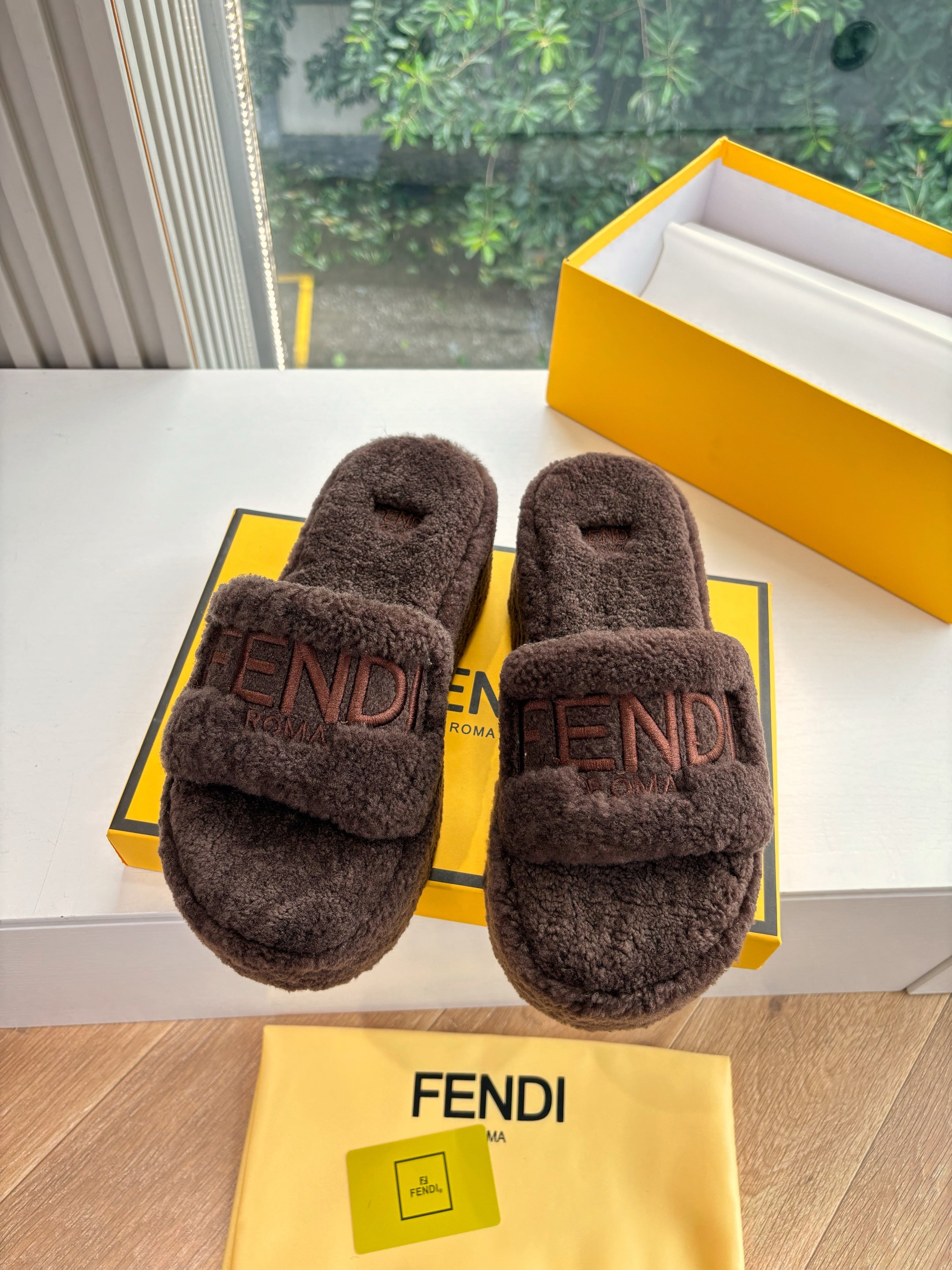 Fendi 25ss slippers dark brown wool 507102