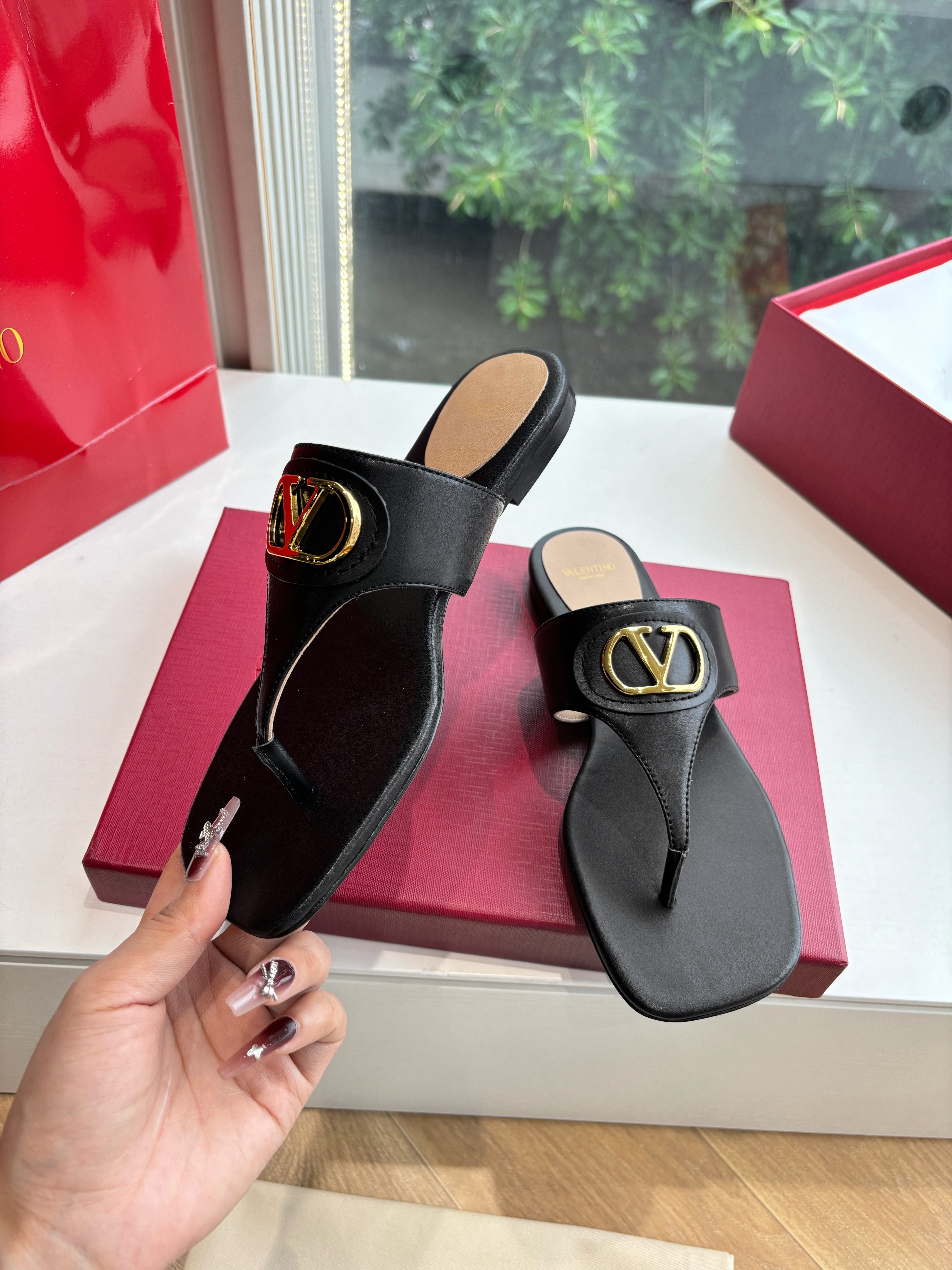VT 25 Thong Sandals Black Sheepskin Slide