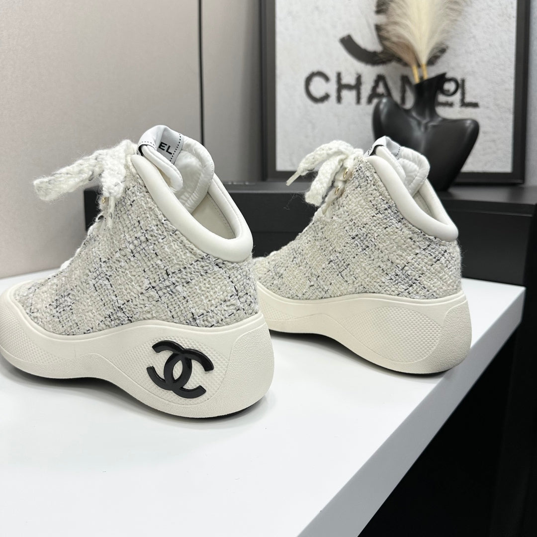 CC 26s Casual Sneakers Ivory Black Fabric Sheepskin 626369