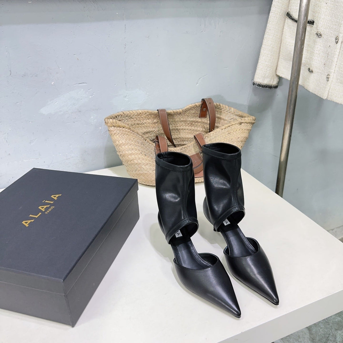 Alaia's new fall/winter ankle boots black sheepskin 388514