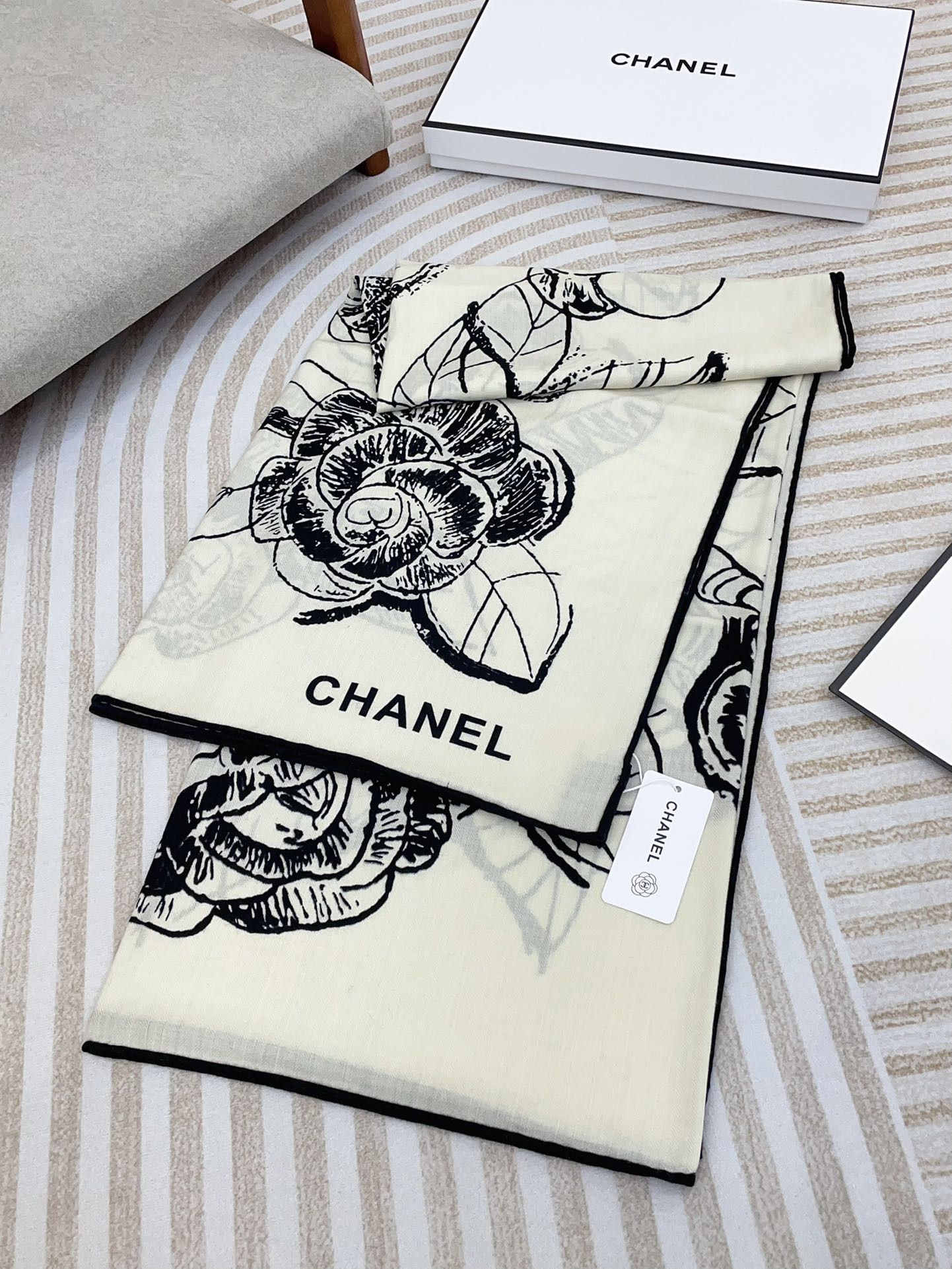 CC Square Scarf 140 CM In White Black Cashmere And Silk 416900