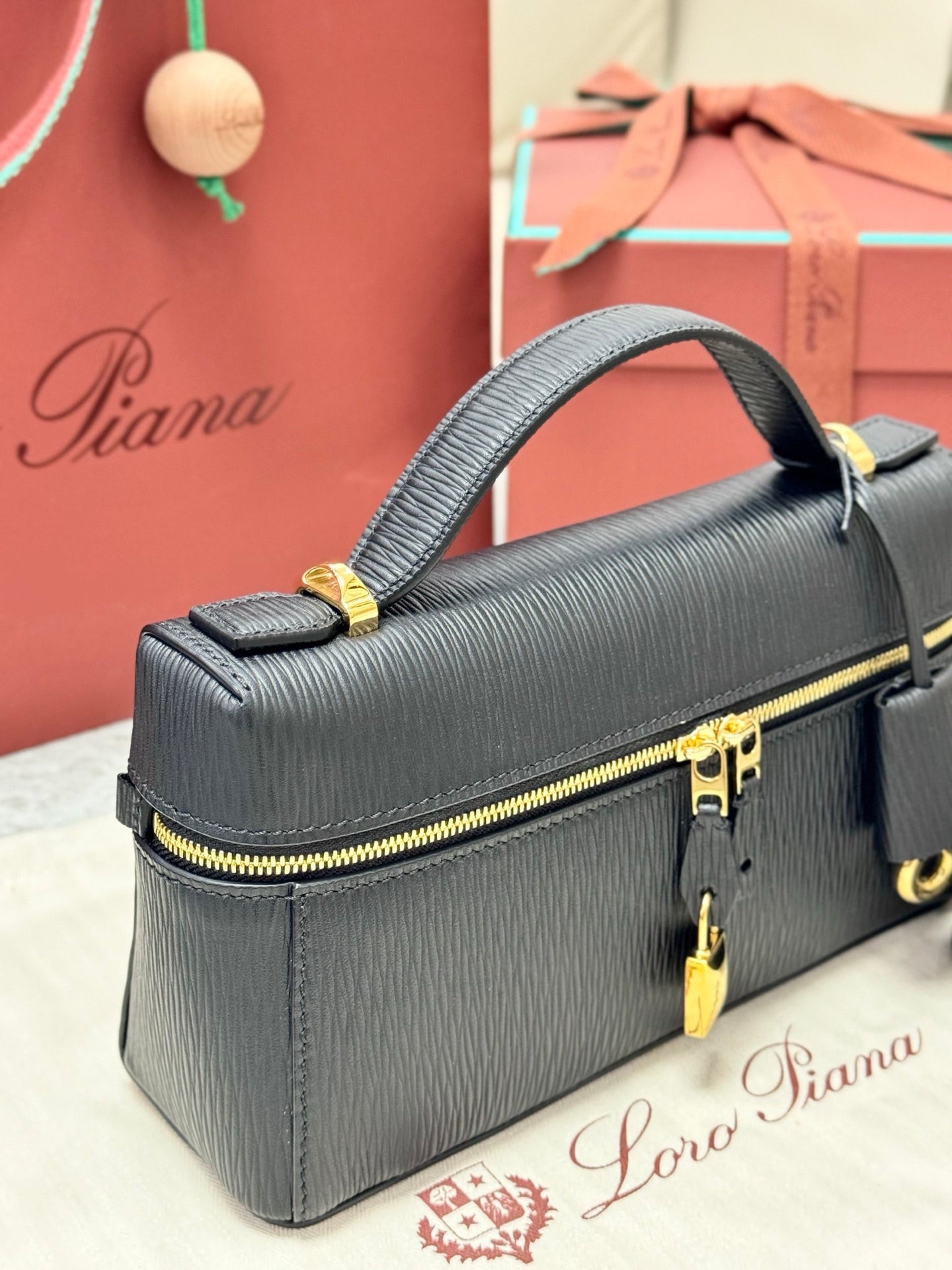 LP 2026 Extra Bag L23 Black/Sun Gold Lambskin