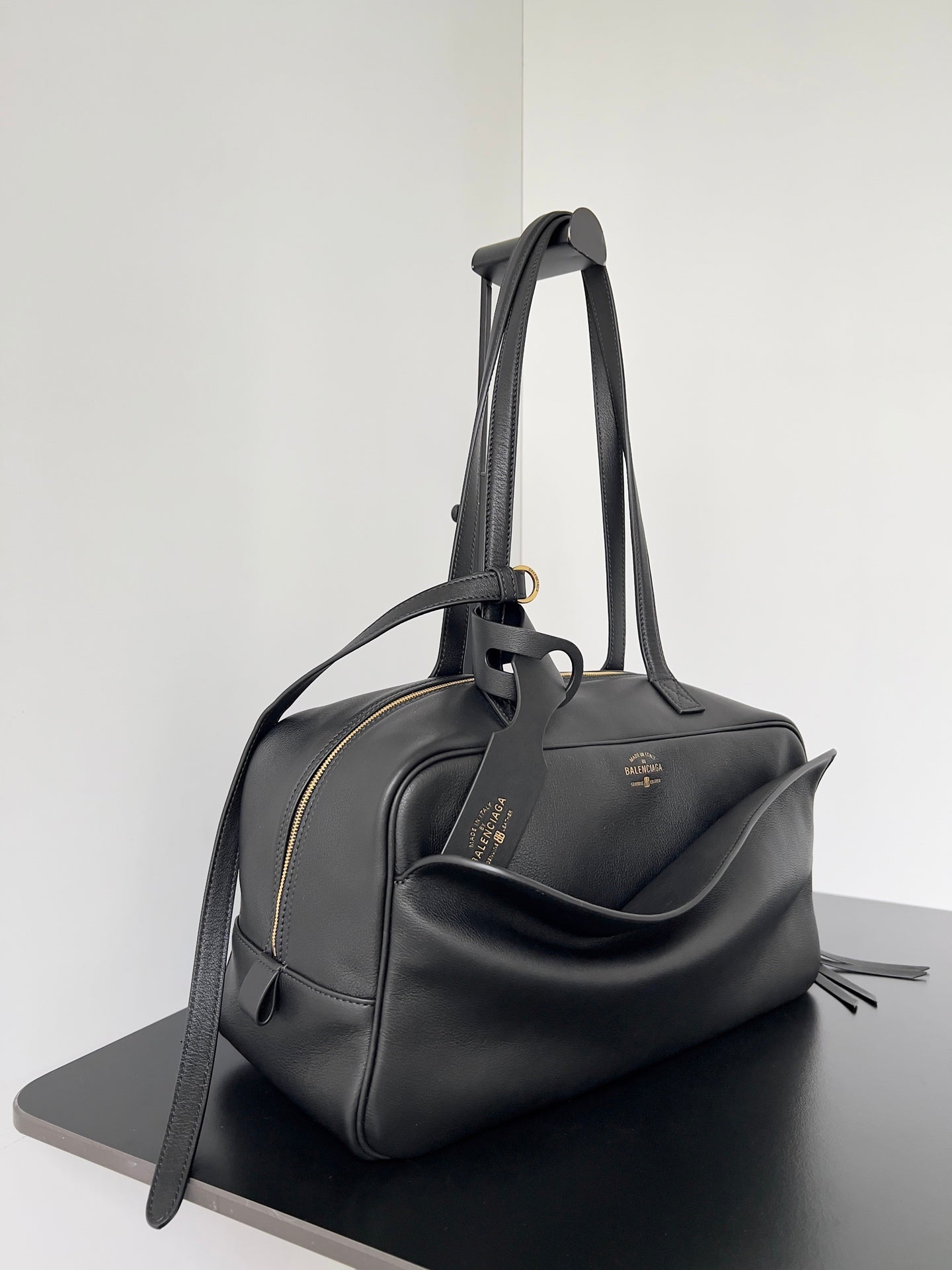 𝗕𝗮𝗹𝗲𝗻𝗰𝗶𝗮𝗴𝗮 𝗖𝗮𝗿𝗿𝗶𝗲 bowling ball bag black lambskin