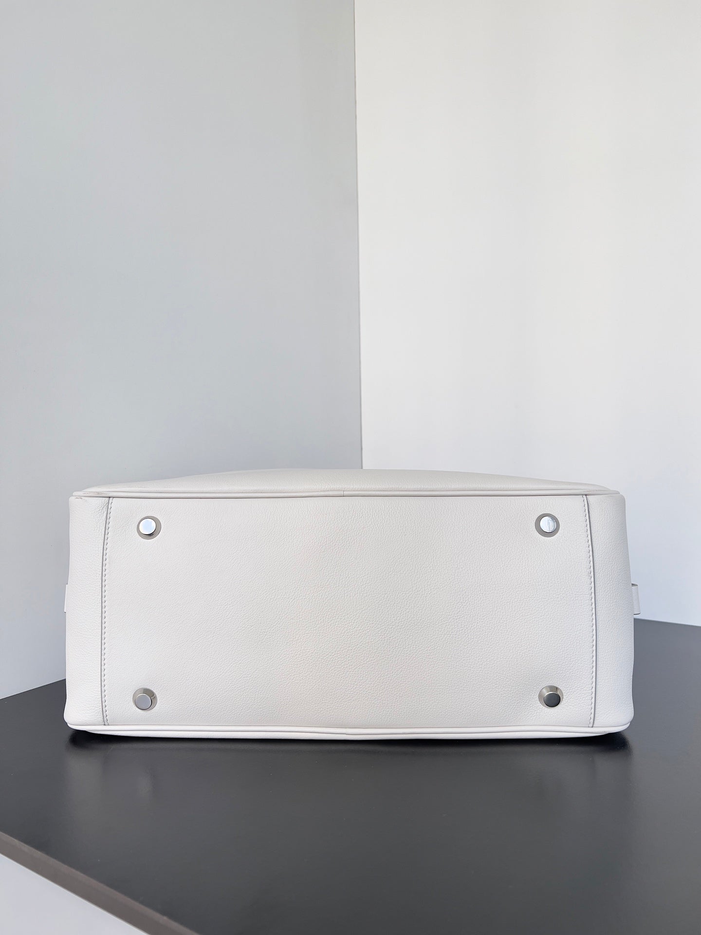 𝗕𝗮𝗹𝗲𝗻𝗰𝗶𝗮𝗴𝗮 𝗖𝗮𝗿𝗿𝗶𝗲 bowling ball bag white lambskin