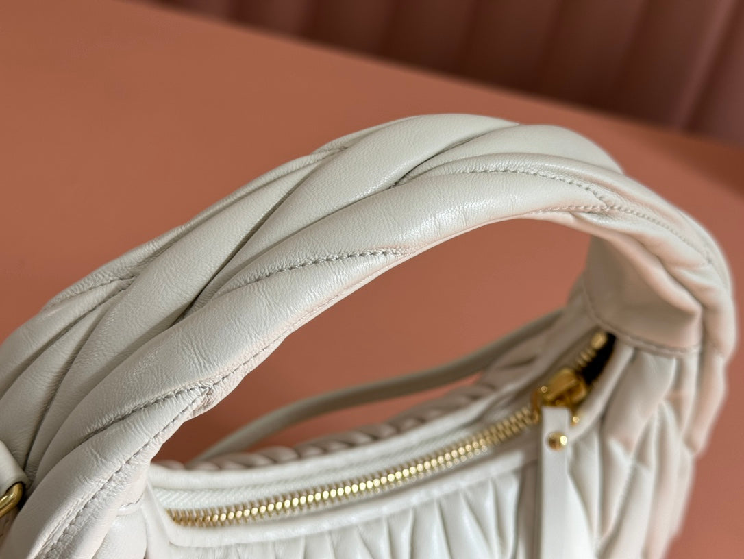 WANDER MATELASSÃ‰ HANDBAG 23 IN WHITE LAMBSKIN