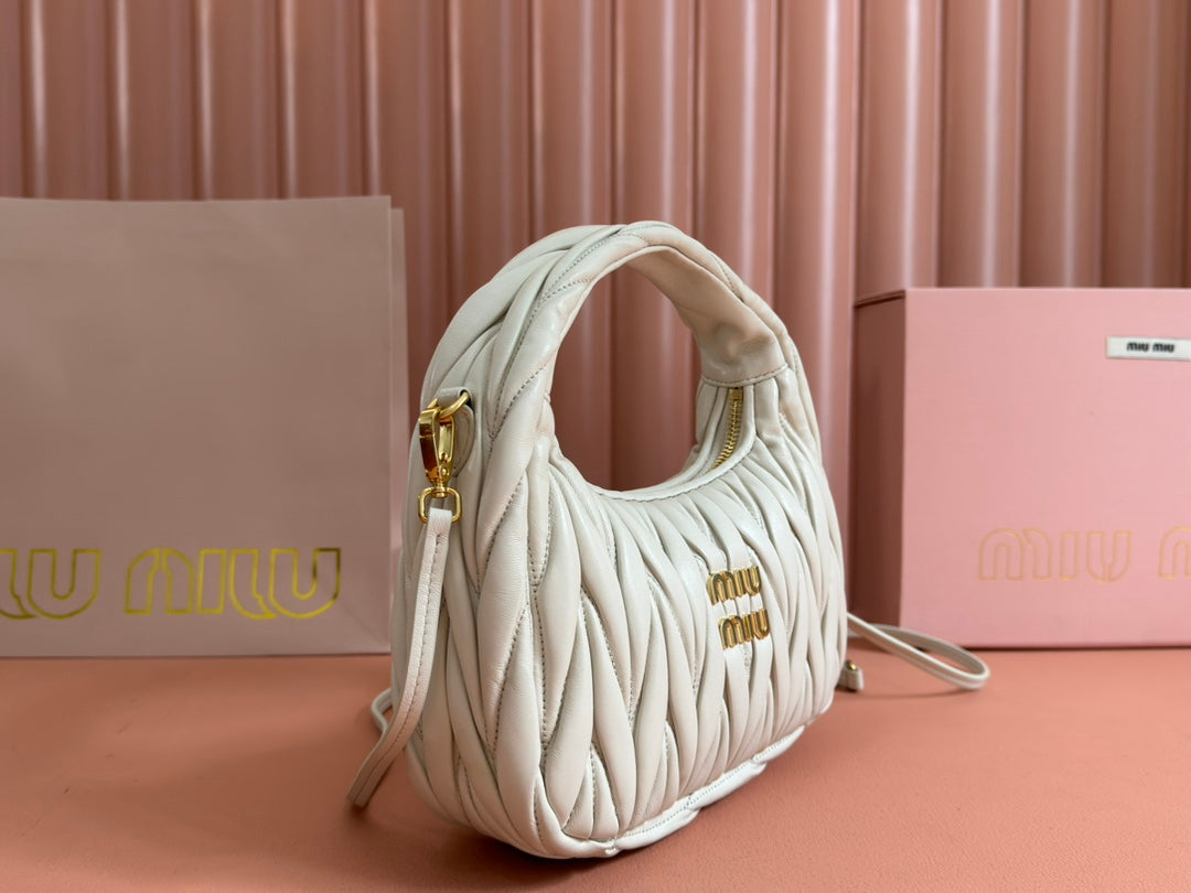 WANDER MATELASSÃ‰ HANDBAG 23 IN WHITE LAMBSKIN