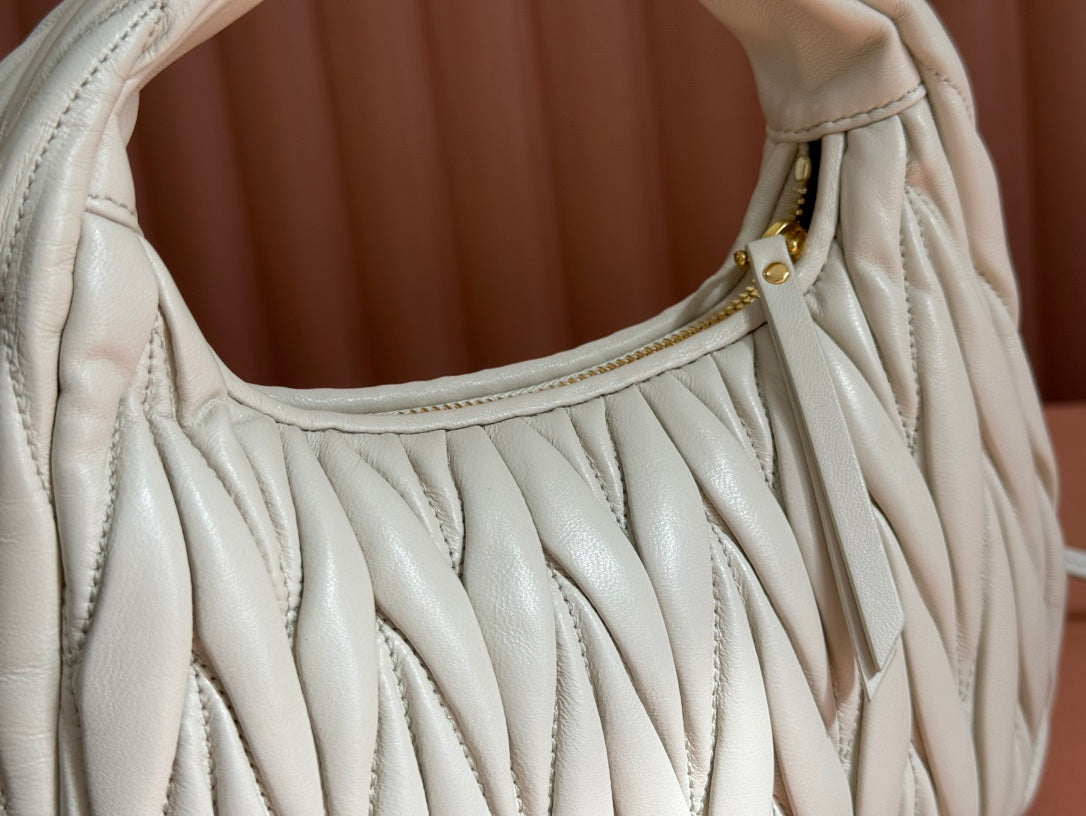 WANDER MATELASSÃ‰ HANDBAG 23 IN WHITE LAMBSKIN