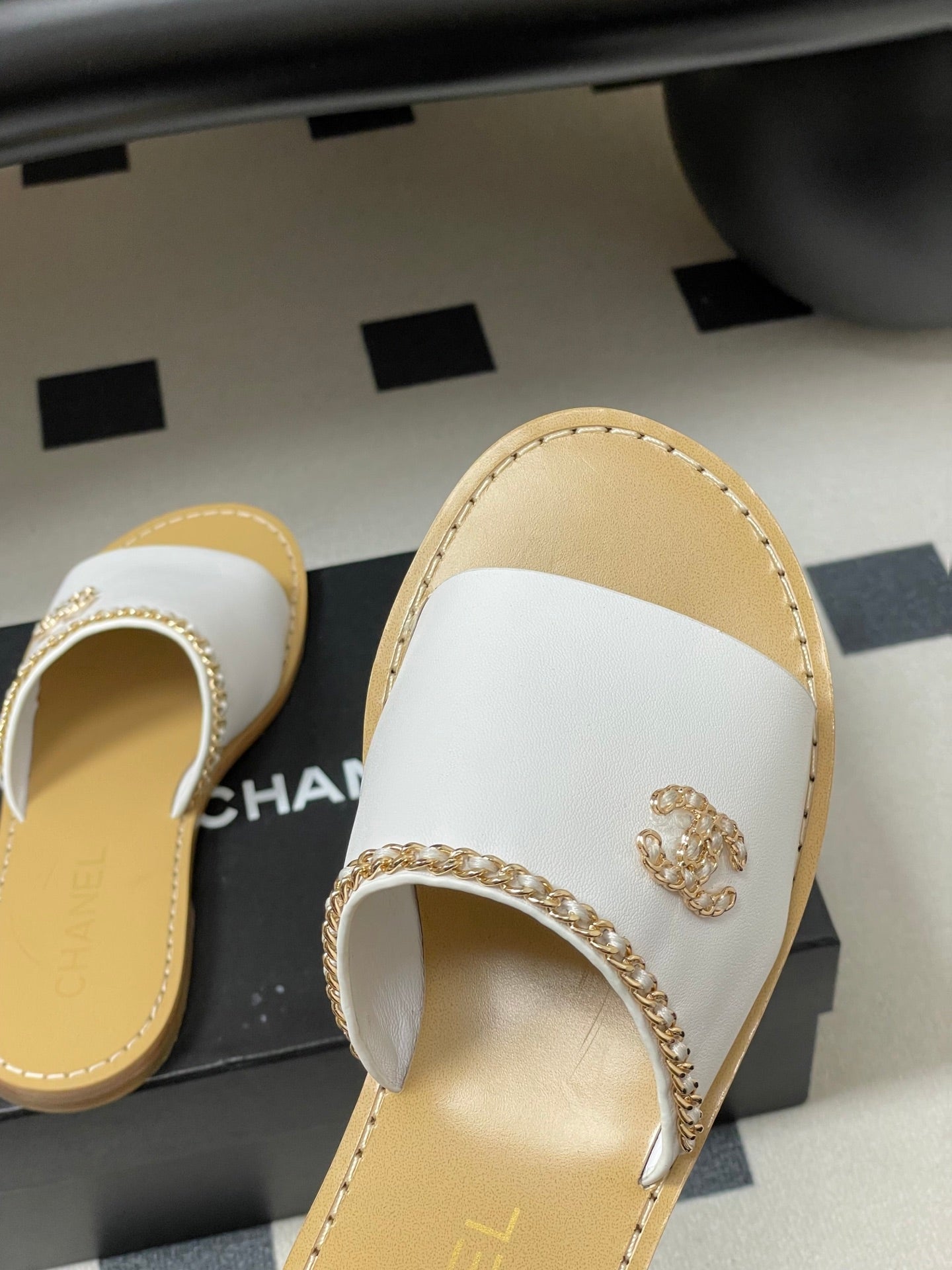 CC 26 Flat Sandal White Beige Sheepskin 593299