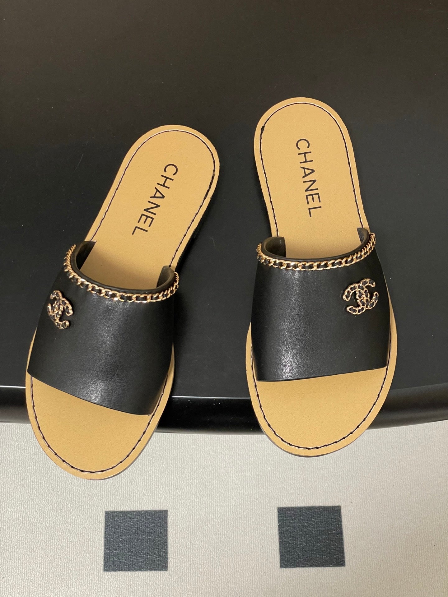 CC 26 Flat Sandal Black Beige Sheepskin 593300