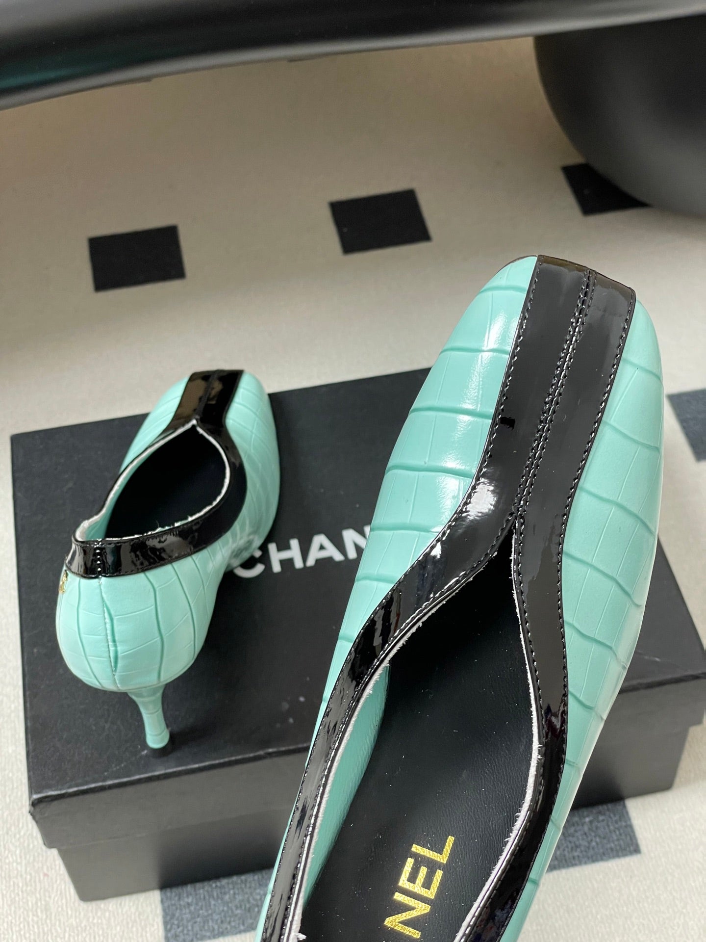 CC 26 Crocodile-embossed Pump Light Blue mix Black Calfskin 593368