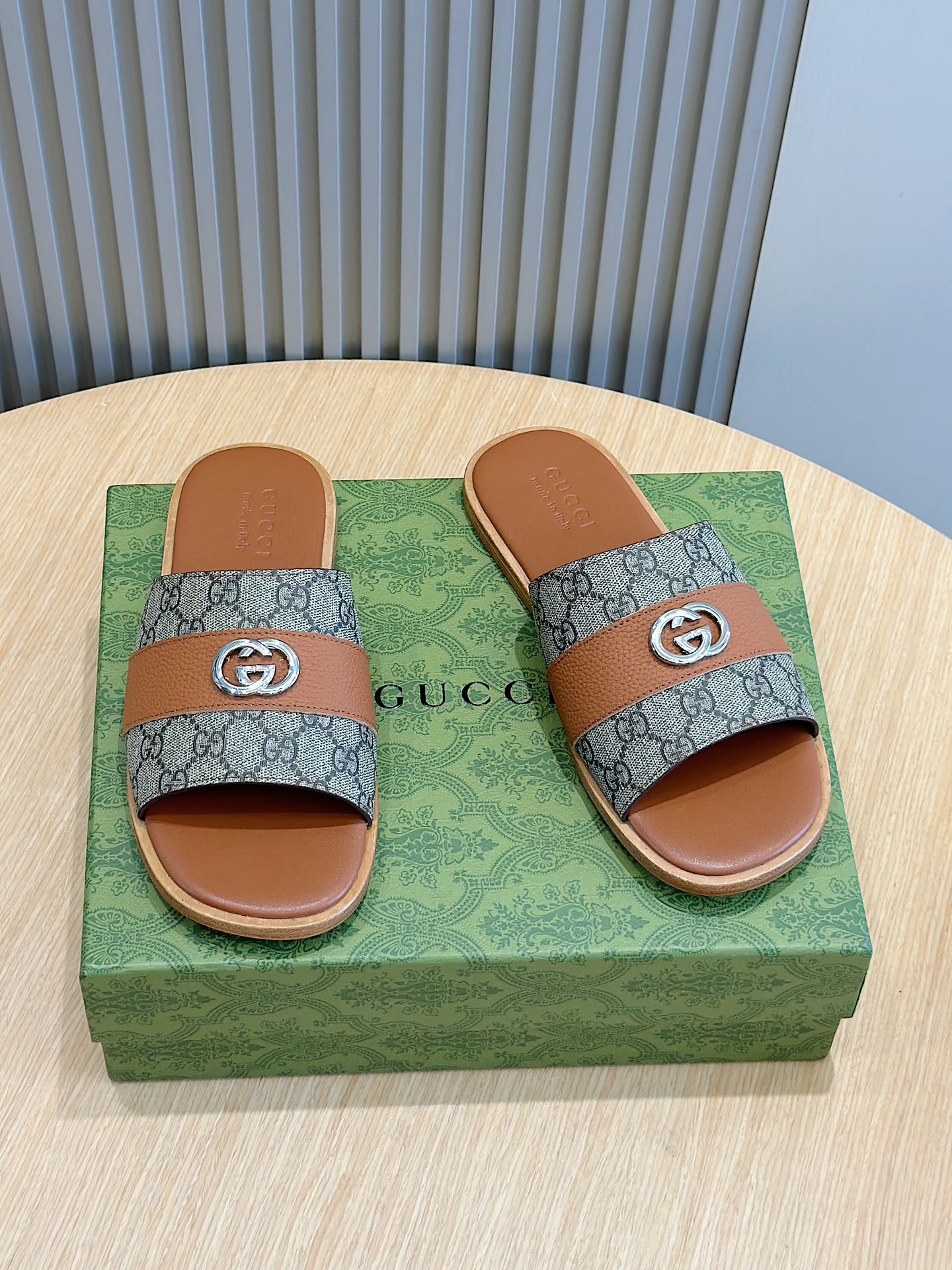 GG Men's Interlocking G Slides Brown Cowhide 547640
