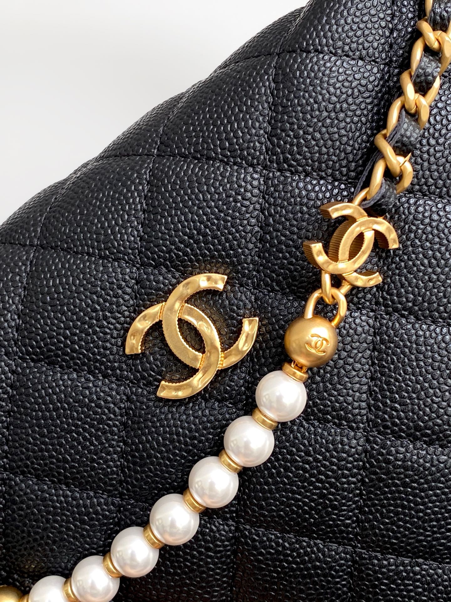 CC 25S Pouch Bag 17cm Black Grained Calfskin Pearl